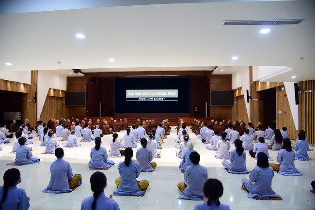 Taking comments to complete recording visual images in the rain season retreat